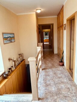 Historický statek s krásnými interiéry - 13