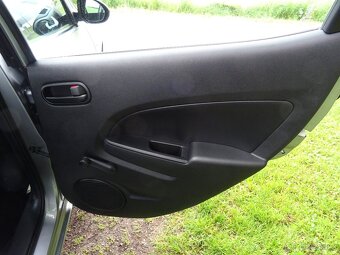 Mazda 2 1,4i 16V 55kW klimatizace, servis jen Mazda - 13