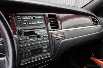 LINCOLN TOWN CAR LIMOUSINE - 13