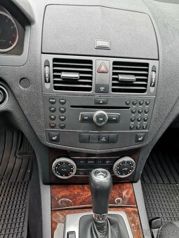 MERCEDES BENZ C 180 COMBI BENZÍN AUTOMAT NÍZKÉ KM - 13