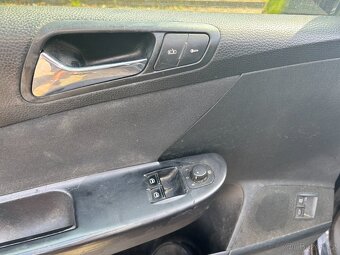 Volkswagen Passat 1.6i - 13