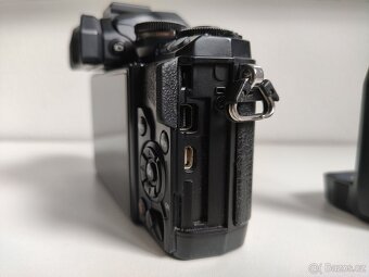 Olympus OM-D E-M10 s gripem, 2x baterie a nabíječka - 13