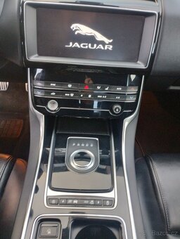 JAGUAR XE 2017 2.0D 132kW,VÝHŘEVY,NAVI,TEMPOMAT,SERVISKA - 13