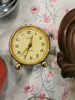 Staré mechanické budíky, nástěnné hodiny. - 13
