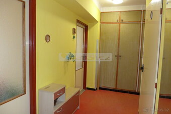 Prodej prostorného cihlového bytu 3+1 s balkonem a zahradou - 13