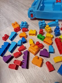 Stolek Mega Bloks včetně kostiček - 13