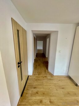 Rodinný patrový dům se zahradou, garáží a vinným sklípkem - 13