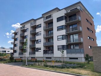 Pronájem bytu 2+kk s lodžií, garážovým stáním a sklepem – Hr - 13