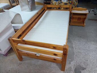 Prodám hezkou postel z masivu 90 x 200 cm+noční stolek - 13