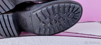 KOŽENÉ KOZAČKY S ROZŠIŘUJÍCÍM LEMEM - UGG - vel. 39 - 13