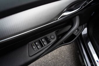 BMW 540i xDrive Touring - 13