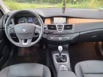 Renault Laguna III 2.0dCi 127kW Initiale - tažné - 1.Majitel - 13