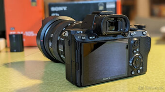 Skvělý Sony Alpha 7 III včetně zoom objektivu FE 24-105 mm F - 13