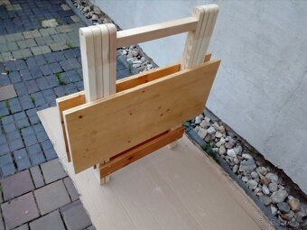 Prodám skládací stůl ze dřeva 75x80 - 13