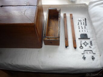 Starožitný lodičkový šicí stroj - KLENOTY S VŮNÍ OLEJE - 13