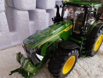 Wiking model zemědělského stroje John Deere 8R - 13
