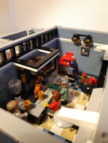 Lego Town Square Pub 10255 - 13