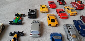 autíčka - modely Bburago 1/24 starší na díly - 13