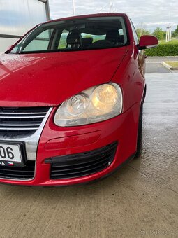 zdravím prodám volkswagen Jetta 1.6Fsi 85kw 6Q - 13