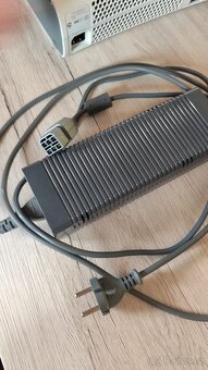 Xbox 360 + 2 ovladače + 4 hry - 13