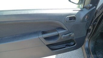 FORD FIESTA  1.3i 44KW  ČERNÁ BARVA 2004 NOVÁ TK  - 13