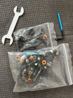 Skateboard deska, kolečka, trucky a hardware - 13
