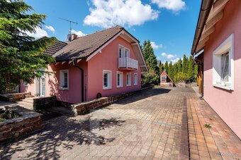 Prostorný rodinný dům 6+kk s bazénem a výhledem na zámecký p - 13