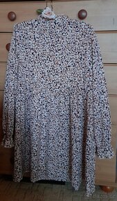 Vzorované krátké šaty s dlouhými rukávy - 13