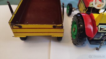 Plechová hračka traktor - 13