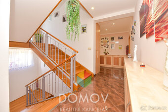 Luxusní rodinný dům  s bazénem a pozemkem  2 584 m2 -  Nučic - 13