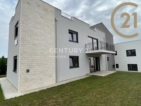 Prodej bytu 4+kk (95 m2) s terasou a dvorem (165 m2), 500 m  - 13