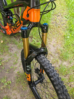 Zánovní našlapané karbonové full 29" kolo TREK, rám 19" - 13
