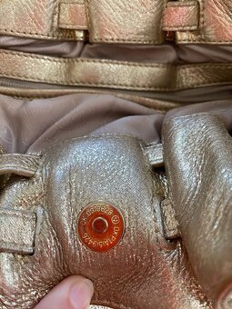 Michael Kors kožená zlatá kabelka - 13