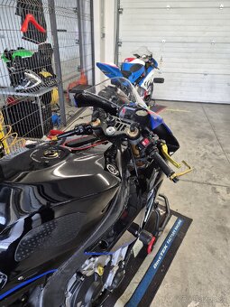 Yahama R1M 2015 okruhová - 13