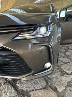 Toyota Corolla Sedan 1.8 Hybrid, TOP stav - 13