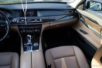 BMW Rad 7 730d čierna - 13