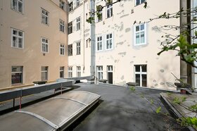 Prodej luxusně zrekonstruovaného bytu v centru Prahy 4+1 s d - 13