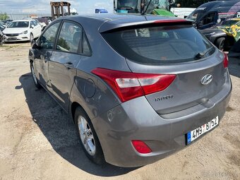 Hyundai i30 1.6d 2012 sražka se zveři - 13