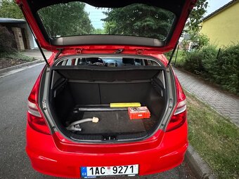 Hyundai i30 1,4 16V 80kW - klima - tažné zařízení. - 13