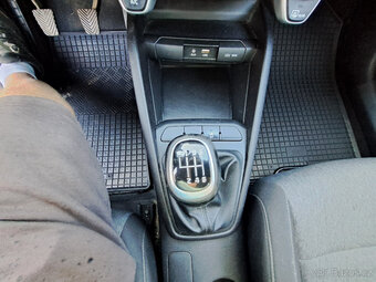 Kia Stonic 1,4 benzín,rv.09/2020 - 13