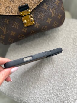 kryt na iPhone 16pro max Louis Vuitton - originál - 13