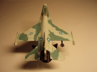 2xMaisto F-15Eagle; F-16 FightingFaclcon - 13