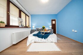 Prodej prostorného třípatrového rodinného domu 300 m2 v Karv - 13