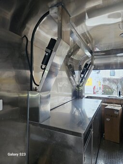 Food truck gastro přívěs v stylu Airstream - 13