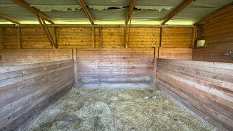 Stáj pro koně s boxy a seníkem - 13