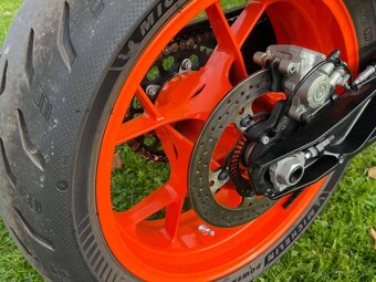 KTM 890 Duke R - 13