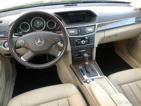 Mercedes-Benz E 250 benzin,149880km,tm.hnědá barva - 13