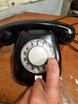 Bakelitový telefon TESLA z roku 1978 - 13