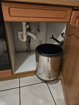 Masivní kuchyňská linka se spotřebiči - 13