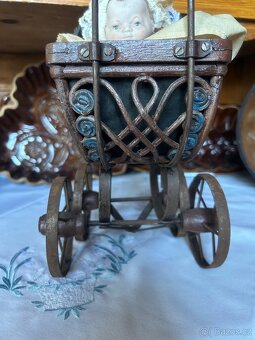 Sběratelský komplet – kočárek + porcelánová panenka - 13